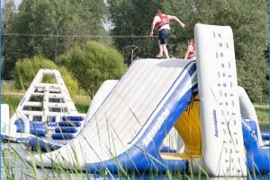 Lire la suite à propos de l’article Comment sont fabriqués nos sacs en bâche recyclée d’aquapark ?